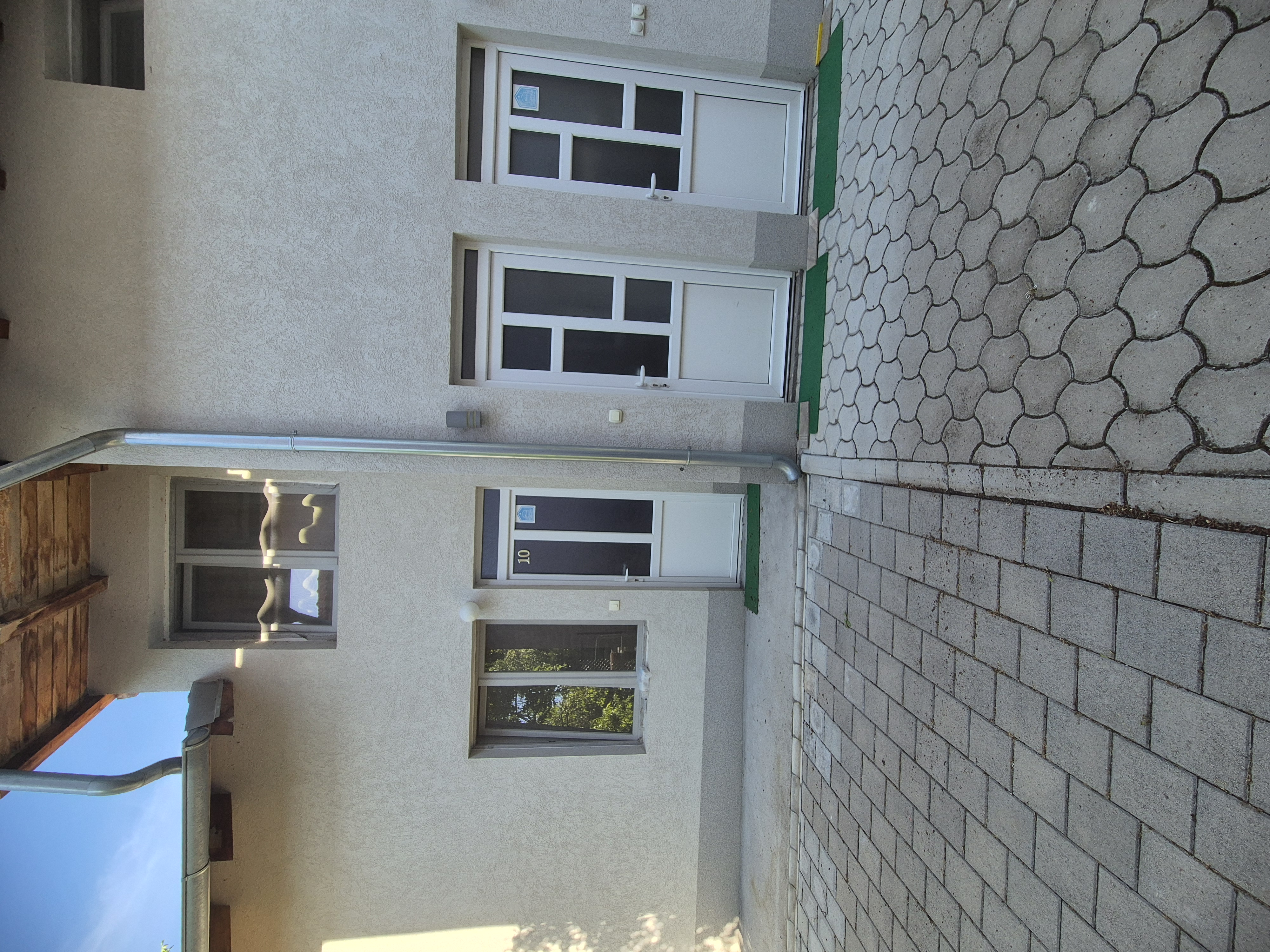 <span data-lang-sr>Dvorište i ulaz</span><span data-lang-en>Courtyard and entrance</span>